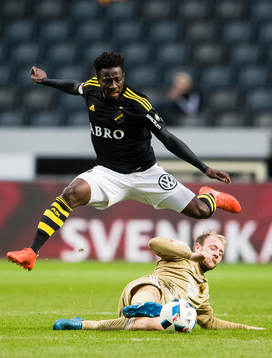 s Ebenezer Ofori hoppar över Östersunds Curtis Edwards