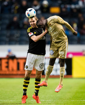 s Nils-Eric Johansson i en nickduell med Östersunds Ken