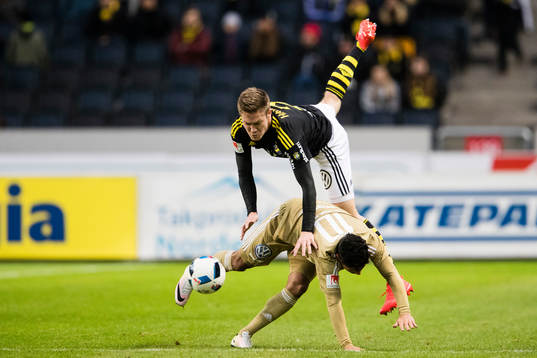 s Haukur Heidar Hauksson i en nickduell med Östersunds