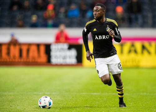 s Chinedu Ogbuke Obasi med bollen