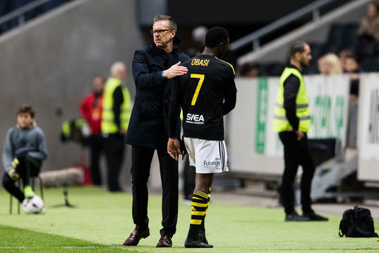 s tränare Rikard Norling klappar om AIK:s Chinedu Ogbuke