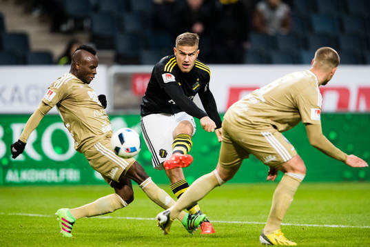 s Eero Markkanen med ett skott mellan Östersunds Samuel