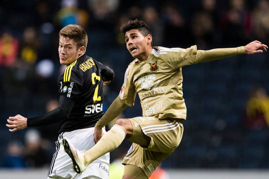 s Haukur Heidar Hauksson i en nickduell med Östersunds