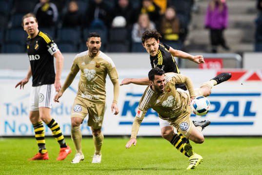 s Stefan Ishizaki i kamp om bollen med Östersunds Brwa
