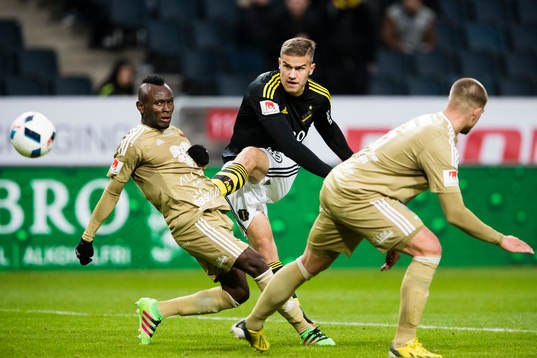 s Eero Markkanen med ett skott mellan Östersunds Samuel