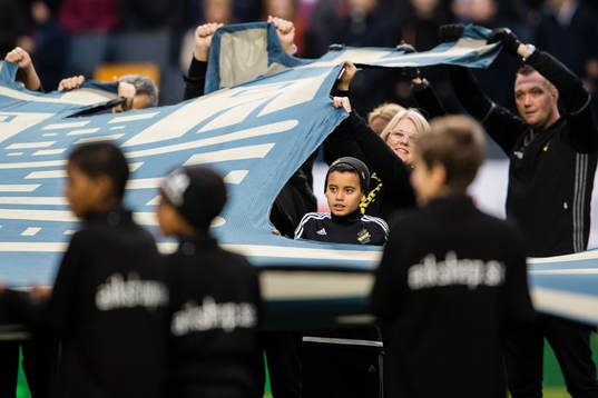 s emblem innan fotbollsmatchen i Allsvenskan mellan AIK -