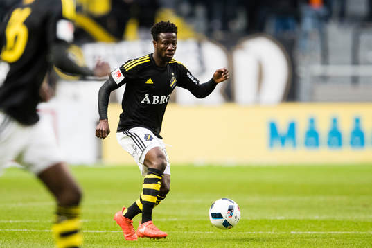 s Ebenezer Ofori med bollen