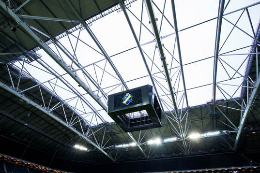 s emblem innan fotbollsmatchen i Allsvenskan mellan AIK -