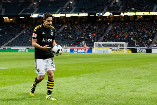 s Stefan Ishizaki med bollen i handen