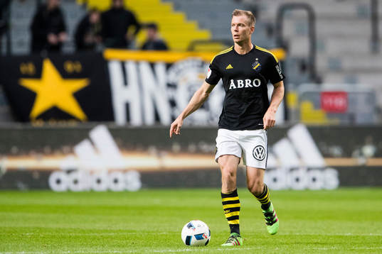 s Per Karlsson med bollen
