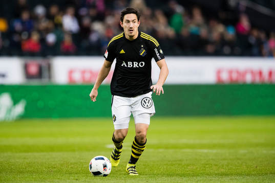 s Stefan Ishizaki med bollen