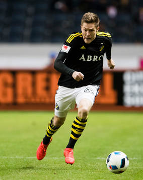 s Haukur Heidar Hauksson med bollen