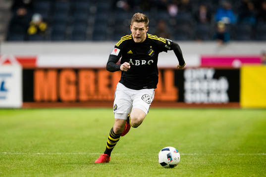 s Haukur Heidar Hauksson med bollen