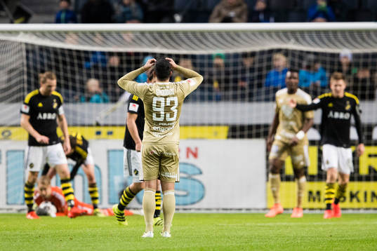 Östersunds Saman Ghoddos tar sig för huvudet
