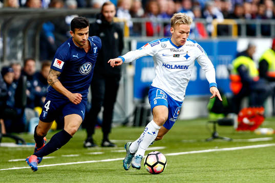 Norrköpings Nicklas Bärkroth och Malmö FFs Behrang Safari