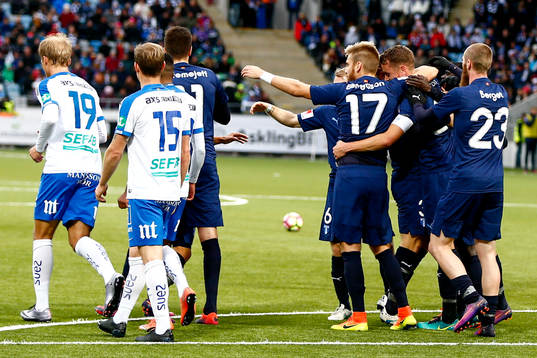 Malmö FFs Kari Arnason jublar med lagkamrater
