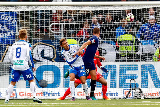 Malmö FFs Kari Arnason gör 0-1
