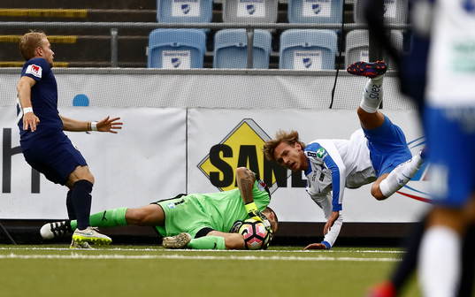 Malmö FFs målvakt Johan Wiland och Norrköpings Linus