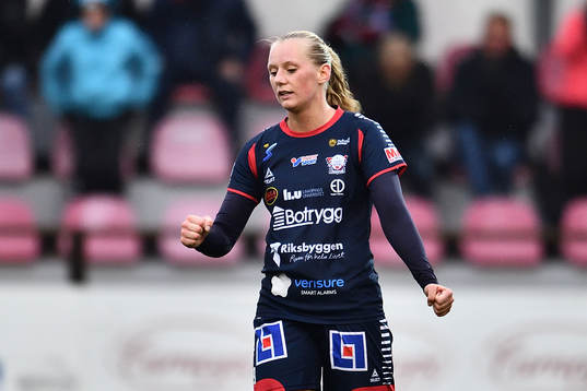 Linköpings Stina Blackstenius knyter nävarna