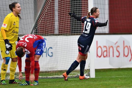 Vittsjö målvakt Katlynn Fraine och Anna Hjälmqvist