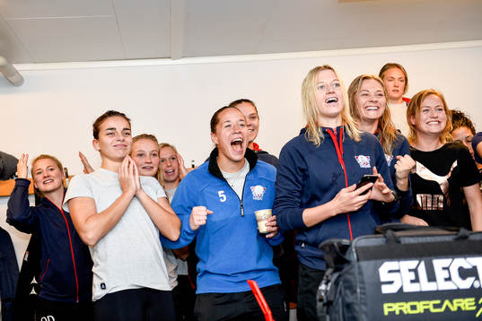 Linköpings lag inväntar slutresultatet i matchen