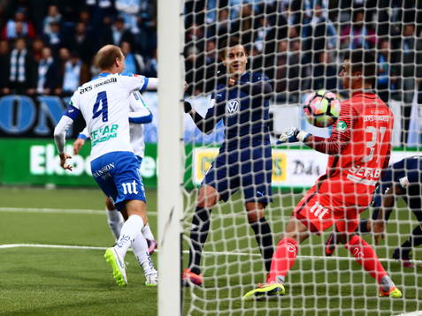 Malmö FFs Alexander Jeremejeff ser sitt 1-2-mål gå in