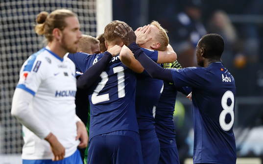 Malmö FFs spelare jublar och Norrköpings Andreas Hadenius