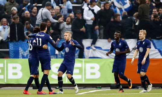 Malmö FFs spelare med Alexander Jeremejeff jublar