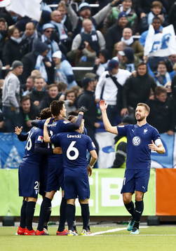 Malmö FFs spelare med Alexander Jeremejeff jublar