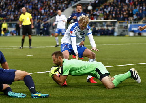Räddning av Malmö FFs målvakt Johan Wiland