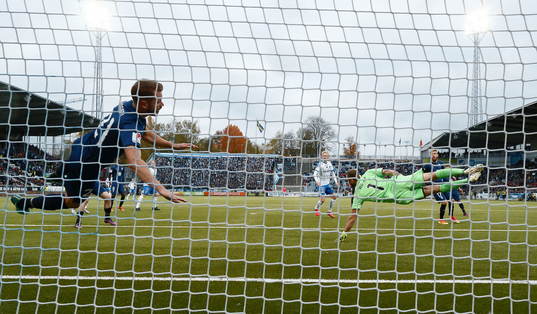 Uppoffrande spel av Malmö FFs Kari Arnason vid mål 1-1 av