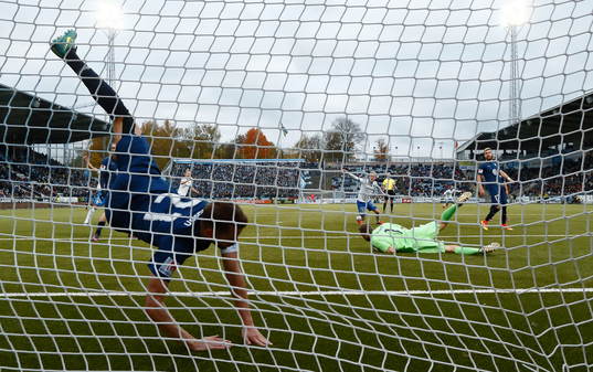 Uppoffrande spel av Malmö FFs Kari Arnason vid mål 1-1 av