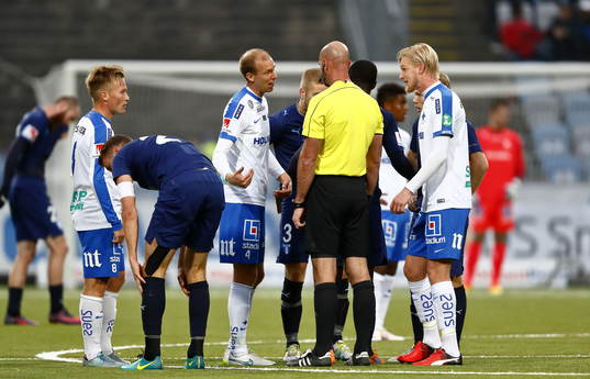 Norrköpings Andreas Johansson pratar med domare Stefan
