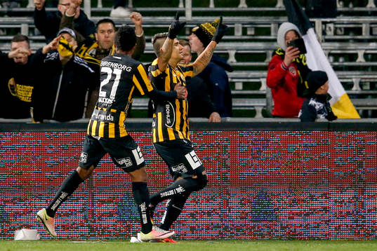 Häckens Paulo de Oliveira jublar