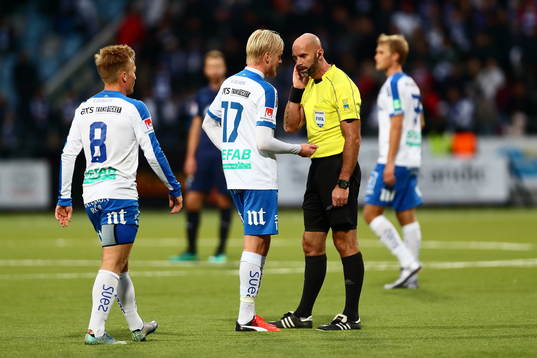 Norrköpings Karl Holmberg pratar med domaren