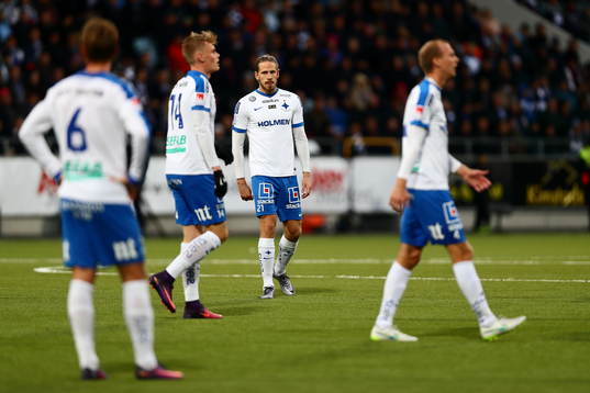 Norrköpings Andreas Hadenius med flera Norrköpingsspelare