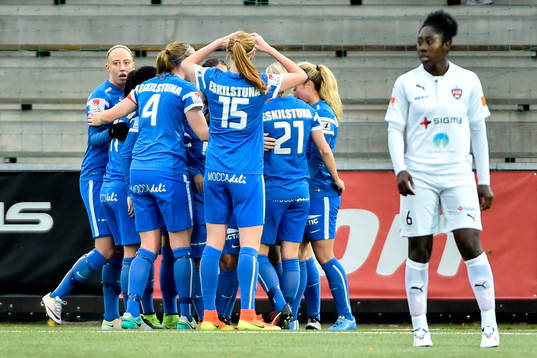 Eskilstunas Mimmi Larsson jublar med lagkamrater