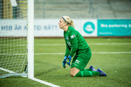 Eskilstunas målvakt Emelie Lundberg deppar