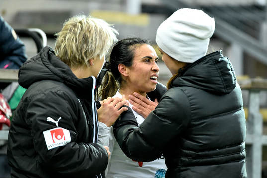 Rosengårds Marta Viera Da Silva tas om hand
