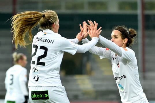 Rosengårds Hanna Persson och Natasa Andonova jublar