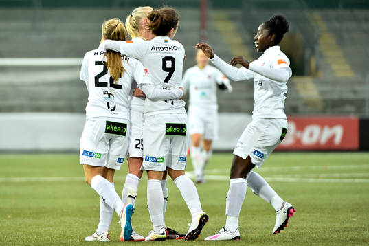 Rosengårds Natasa Andonova jublar med lagkamrater
