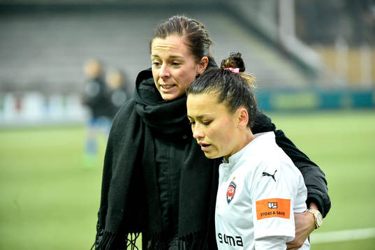 Rosengårds Alexandra Lowe Riley tröstas av Lotta Schelin