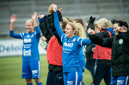 Eskilstunas spelare jublar åt vinsten i fotbollsmatchen i