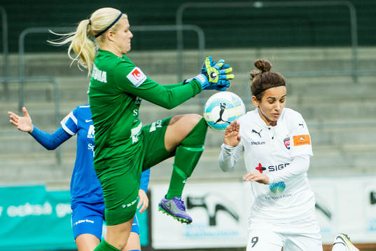 Eskilstunas målvakt Emelie Lundberg mot Rosengårds Natasa