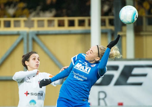 Rosengårds Natasa Andonova i luftduell med Eskilstunas