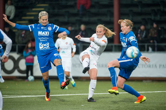 Rosengårds Ebba Wieder har en farlig målchans
