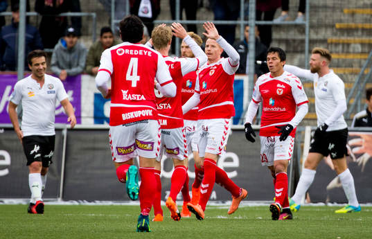 Kalmars Tobias Eriksson gör 0-1 och jublar och Örebros