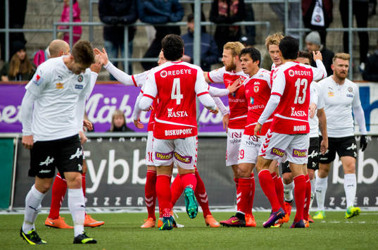 Kalmars Tobias Eriksson gör 0-1 och jublar och Örebros