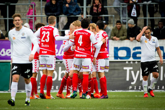 Kalmars Tobias Eriksson gör 0-1 och jublar och Örebros