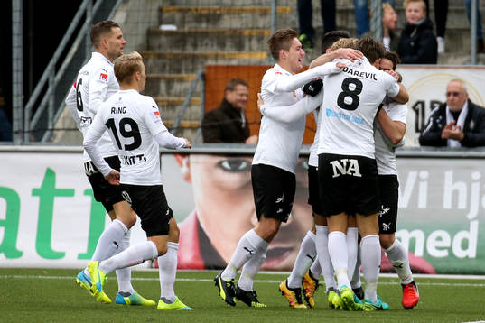 Örebros Nordin Gerzic jublar med lagkamrater